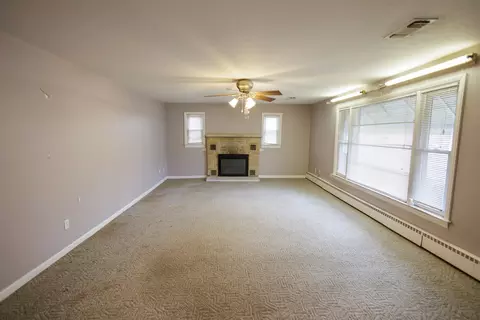 Living - 595 Beckman Dr, Kankakee, IL 60901 photo 1 of 5