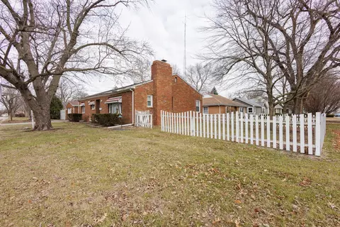 Exterior - 595 Beckman Dr, Kankakee, IL 60901 photo 3 of 4