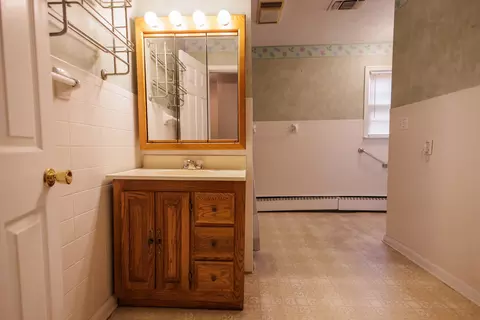 Bath - 595 Beckman Dr, Kankakee, IL 60901 photo 1 of 3