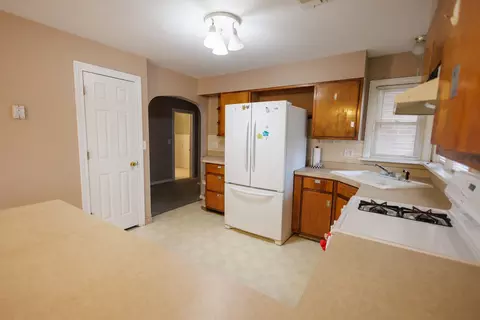 Kitchen - 595 Beckman Dr, Kankakee, IL 60901 photo 4 of 5