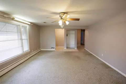 Living - 595 Beckman Dr, Kankakee, IL 60901 photo 2 of 5