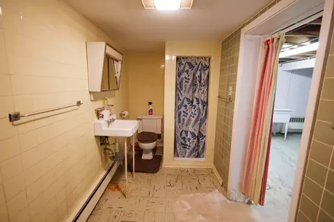 Bath - 595 Beckman Dr, Kankakee, IL 60901 photo 3 of 3