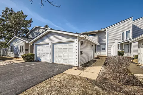 528 Queens Ct, Schaumburg, IL 60193