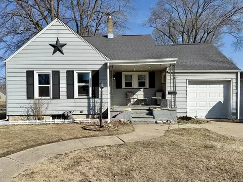 614 W 9th St, Sterling, IL 61081
