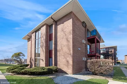 15828 Terrace Dr #R2, Oak Forest, IL 60452