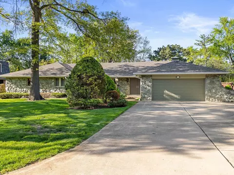 41 Mockingbird Ln, Oak Brook, IL 60523