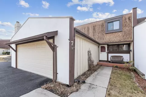 7 Cherrywood Ct, Indian Head Park, IL 60525
