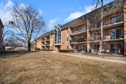 1052 N Mill St #207, Naperville, IL 60563