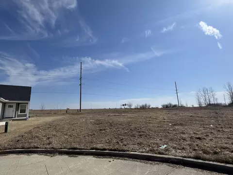 16 Megan Ct, Bloomington, IL 61705