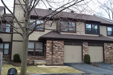 207 Shadowbend Dr, Wheeling, IL 60090