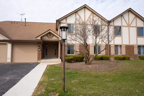 916 Surrey Dr #A1, Schaumburg, IL 60193