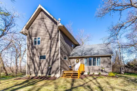 7707 River Dr, Spring Grove, IL 60081