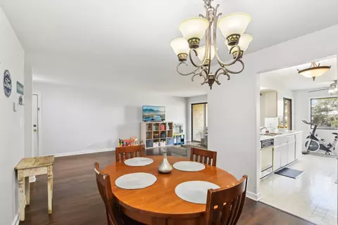 Dining - 307 Walters Ln #1A, Itasca, IL 60143 photo 2 of 2