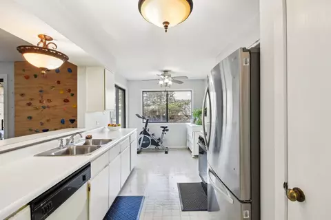 Kitchen - 307 Walters Ln #1A, Itasca, IL 60143 photo 1 of 3