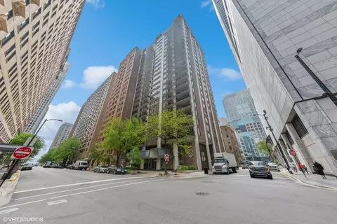 201 E Chestnut St #14E, Chicago, IL 60611