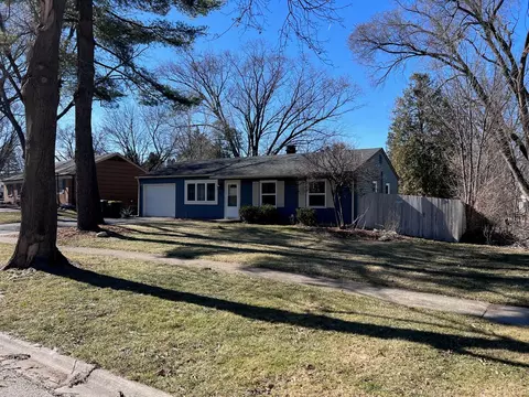 66 S Prairie St, Cary, IL 60013
