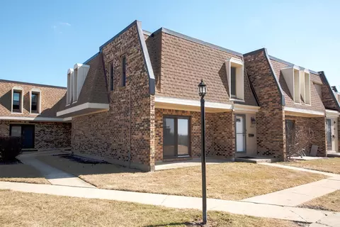 7818 Woodward Ave #5H, Woodridge, IL 60517