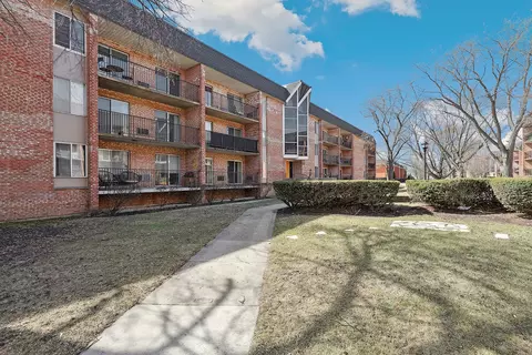 1001 N Mill St #303, Naperville, IL 60563