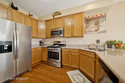 Kitchen - 2631 Maple Cir, West Dundee, IL 60118 photo 2 of 3