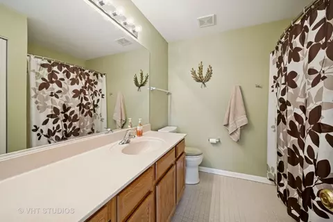 Bath - 2631 Maple Cir, West Dundee, IL 60118 photo 2 of 3