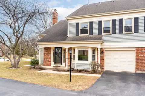 2466 E Towne Blvd, Arlington Heights, IL 60004
