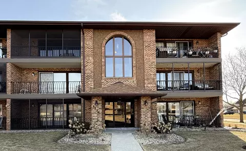 8820 W 140th St #2A, Orland Park, IL 60462