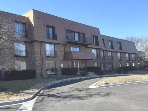 4050 Dundee Rd #102, Northbrook, IL 60062