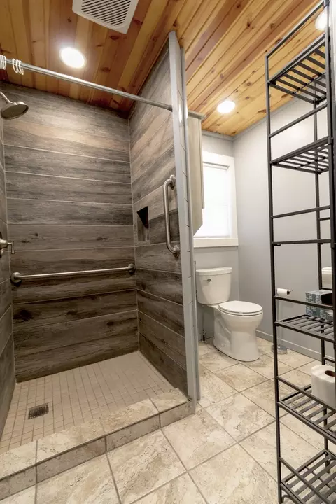 Bath - 1455 N Gorham Rd, Morris, IL 60450 photo 1 of 4