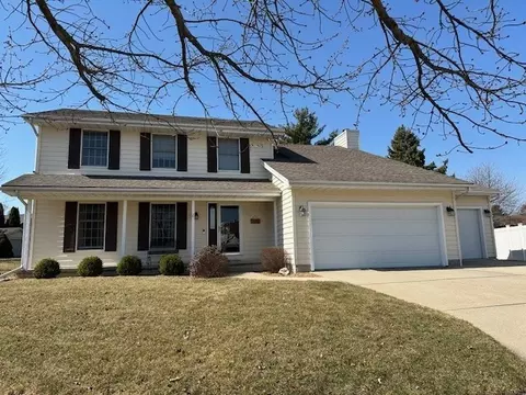 1 Buckingham Ct, Bloomington, IL 61704
