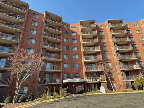 1 Bloomingdale Pl #101, Bloomingdale, IL 60108