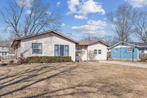 317 Mohawk Dr, Carol Stream, IL 60188