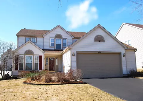 1662 Vista Lake Dr, Antioch, IL 60002
