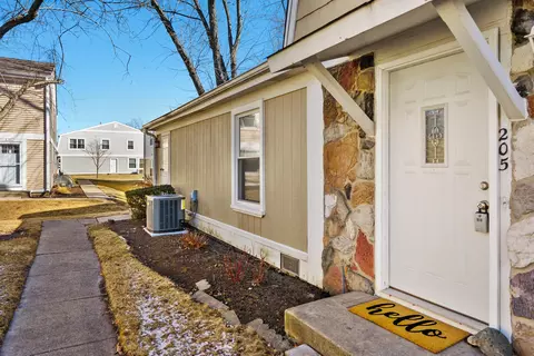 205 Winfield Ct #205, Vernon Hills, IL 60061