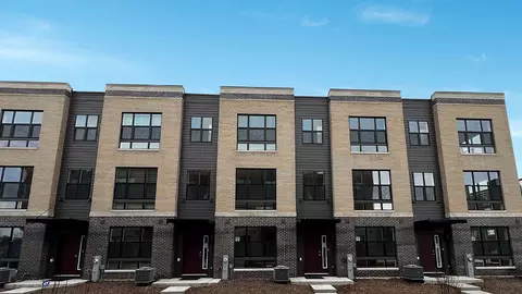 365 Summit Cir, Lombard, IL 60148