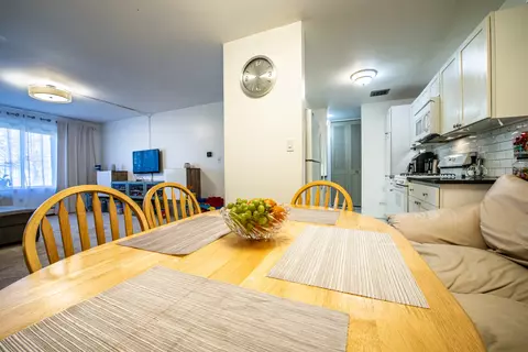 Dining - 1500 Robin Cir #218, Hoffman Estates, IL 60169 photo 2 of 4