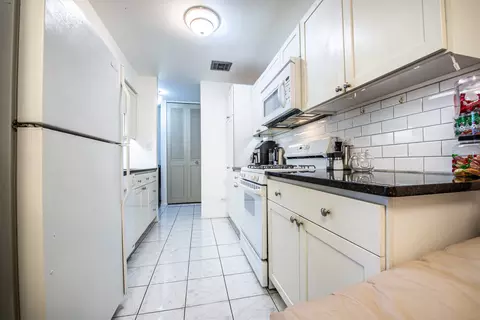 Kitchen - 1500 Robin Cir #218, Hoffman Estates, IL 60169 photo 2 of 4