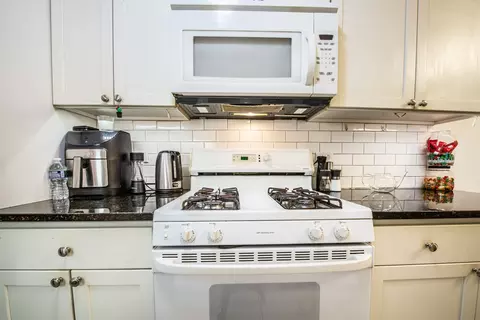 Kitchen - 1500 Robin Cir #218, Hoffman Estates, IL 60169 photo 3 of 4