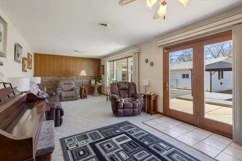 Living - Undisclosed, Gurnee, IL 60031 photo 1 of 2