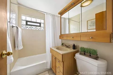 Bath - 818 Cadillac Dr, Wheaton, IL 60187 photo 1 of 2
