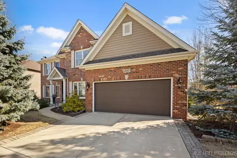 2695 Ginger Woods Dr, Aurora, IL 60502