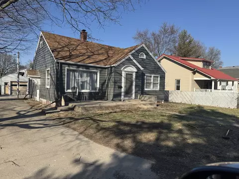 815 W South St, Clinton, IL 61727
