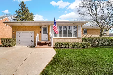 203 S Waterman Ave, Arlington Heights, IL 60004