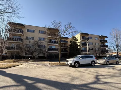8230 Elmwood St #204, Skokie, IL 60077