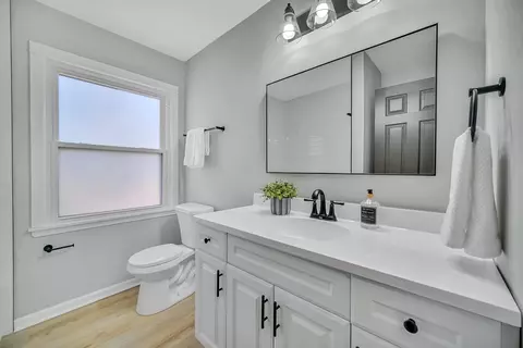 Bath - 815 Brookwood Dr, Olympia Fields, IL 60461 photo 2 of 3