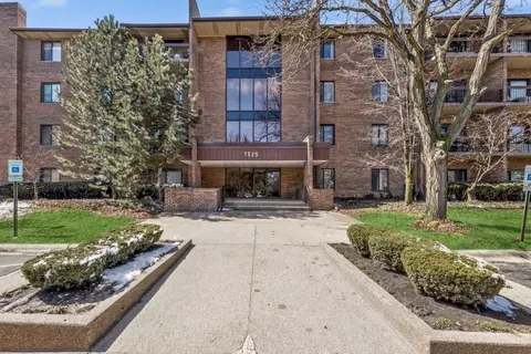 7525 Nantucket Dr #301, Darien, IL 60561