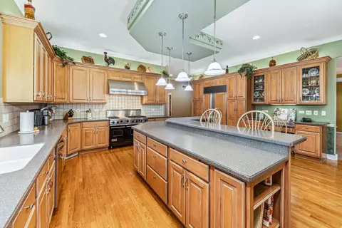 Kitchen - 210 79th St, Willowbrook, IL 60527 photo 4 of 7