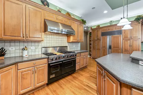 Kitchen - 210 79th St, Willowbrook, IL 60527 photo 5 of 7