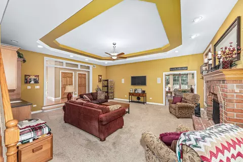 Living - 210 79th St, Willowbrook, IL 60527 photo 3 of 5