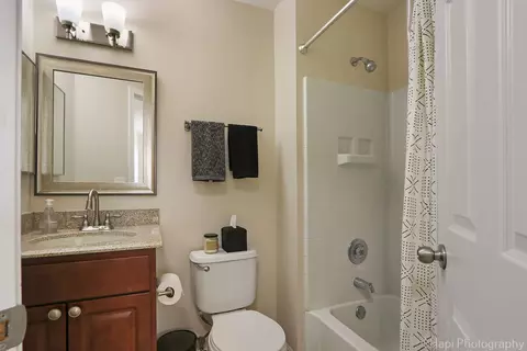 Bath - 182 Lucerne Ct, Wheeling, IL 60090 photo 3 of 3