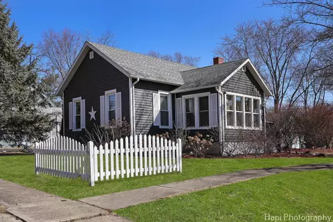 Exterior - 300 E Blackman St, Harvard, IL 60033 photo 3 of 8